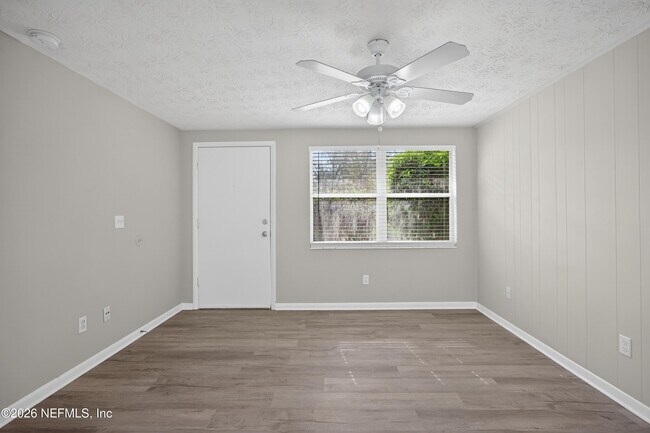 Foto del edificio - 726 Perryman Ln W