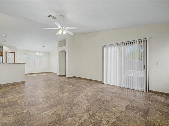 Foto del edificio - 10451 E Vashon St