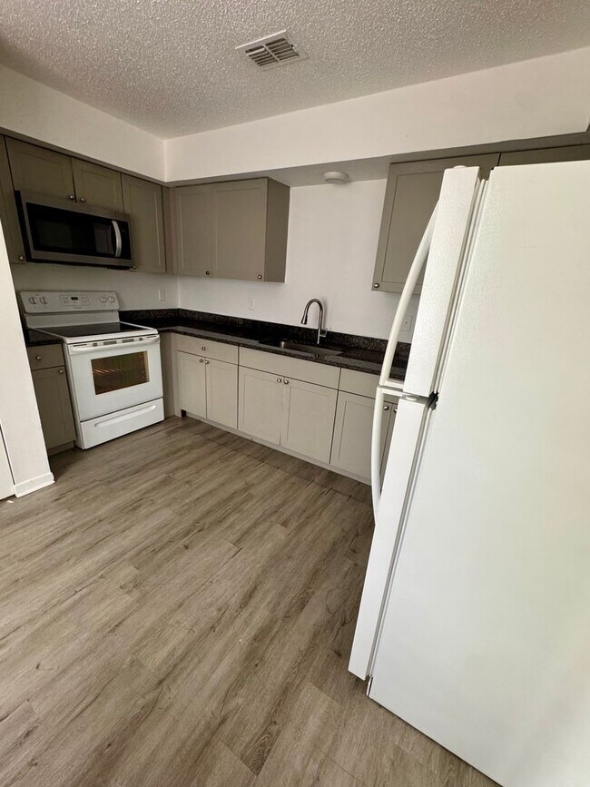 Foto del edificio - 2 BED 1 BATH READY TO RENT IN PLANT CITY!