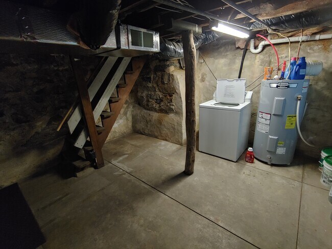 Basement w/washer - 112 N Queen St
