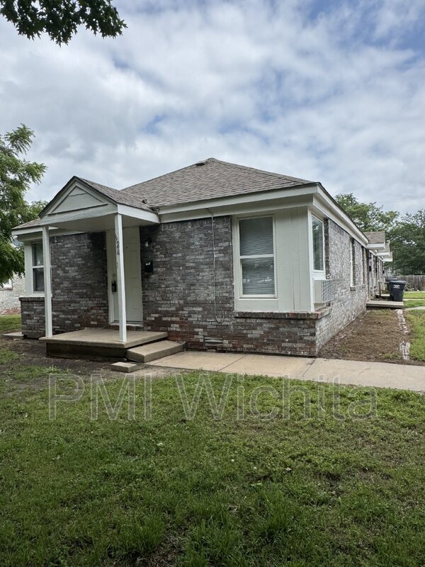 Building Photo - 824 S Water St