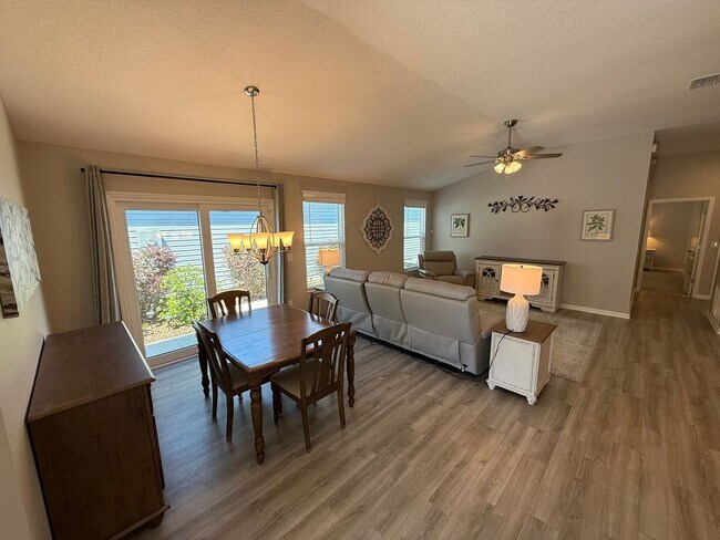 Foto del edificio - Fully Furnished, 3 Bed, 2 Bath, Turnkey ANNUAL Lease in the Village of Lake Denham
