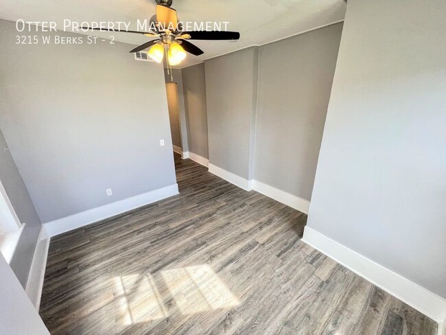 Building Photo - 2BR/1BA Recently Renovated 2nd Floor Apart...