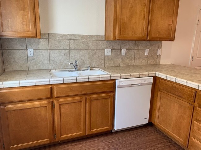Building Photo - Like new downstairs apartment for rent!