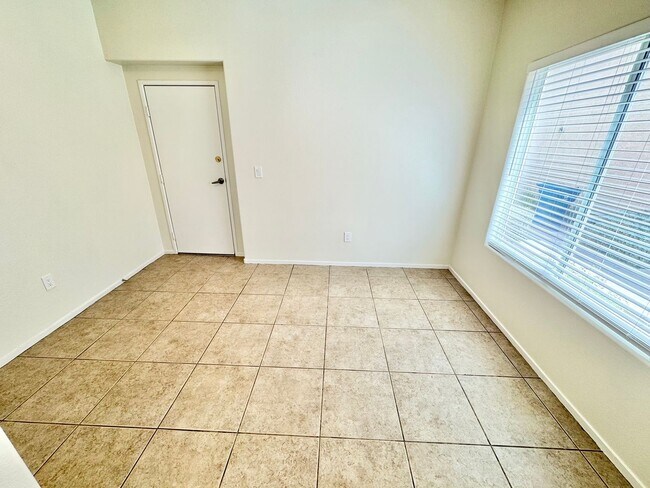 Foto del edificio - BEAUTIFULLY UPDATED SOUTHWEST LAS VEGAS TOWNHOME WITH NEW KITCHEN AND FLOORING