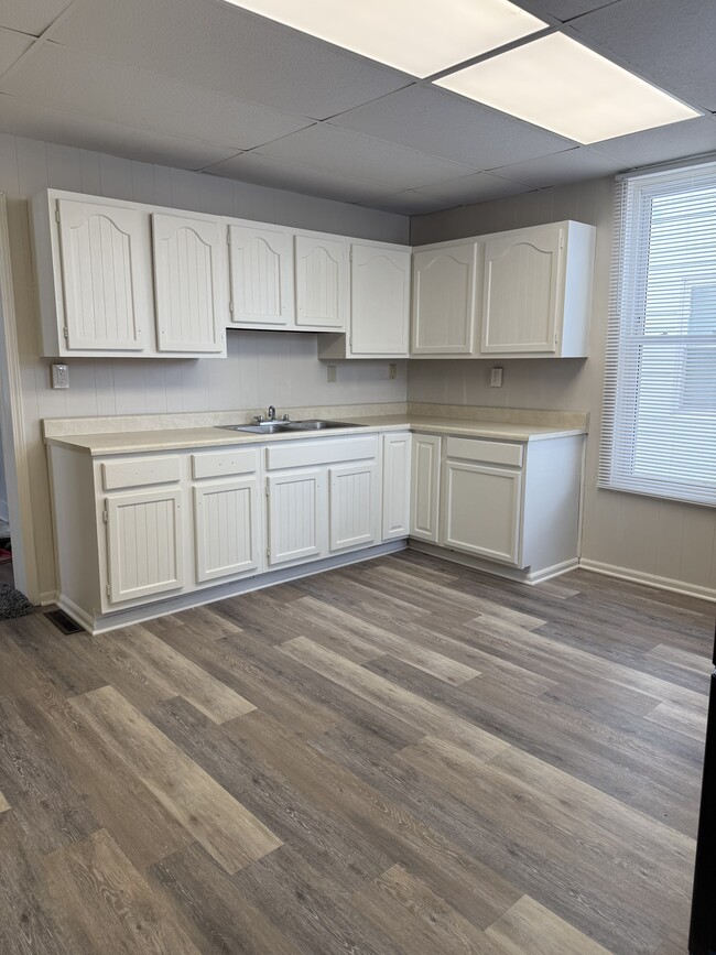 Building Photo - 813 W Saint James St