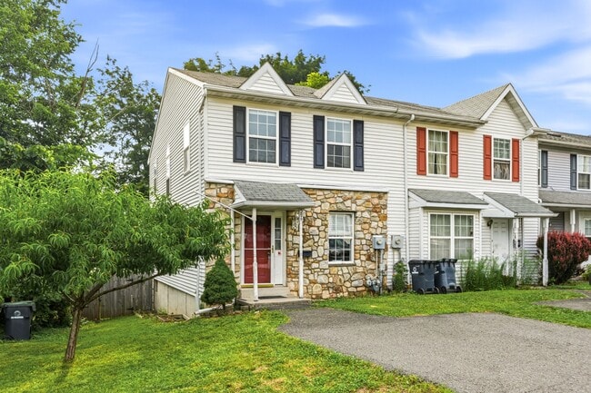 Photo - 586 Taylor St (Phoenixville, PA) House