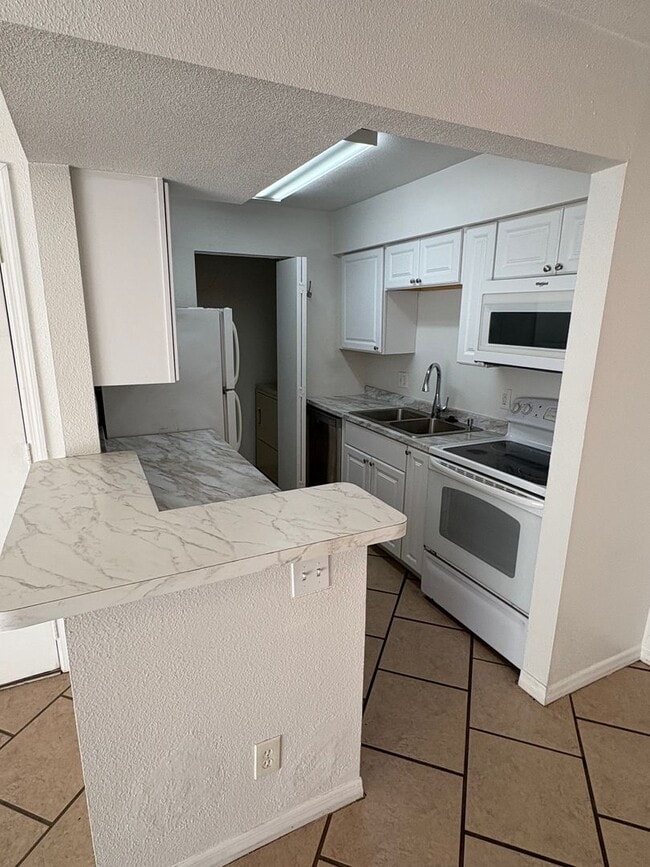 Foto del edificio - 1/1 Condo for Rent in Fort Myers