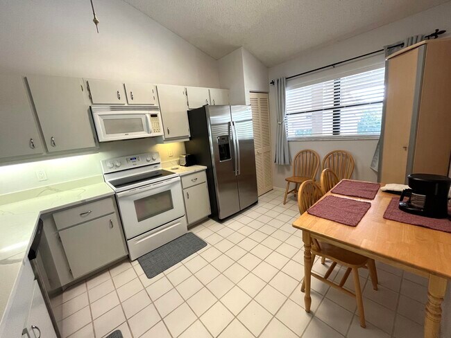 Foto del edificio - 6944 Briarlake Cir