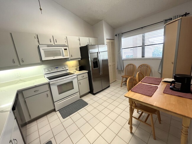 Building Photo - 6944 Briarlake Cir