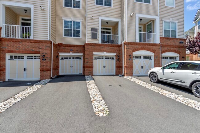 Foto del edificio - 23257 Southdown Manor Terrace