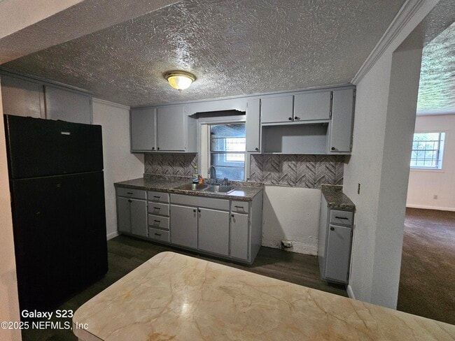 Foto del edificio - 6526 Ribault Rd