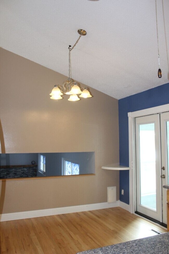Building Photo - Columbine Hills - 3 BR/2 1/2 BA Home!