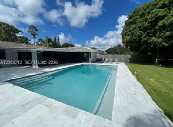 Building Photo - 2115 Alamanda Dr