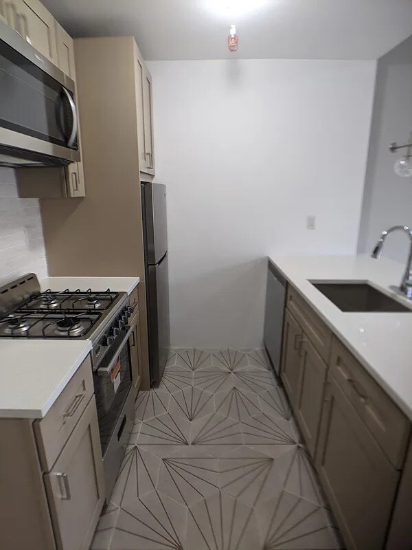Building Photo - 113 W 75th St