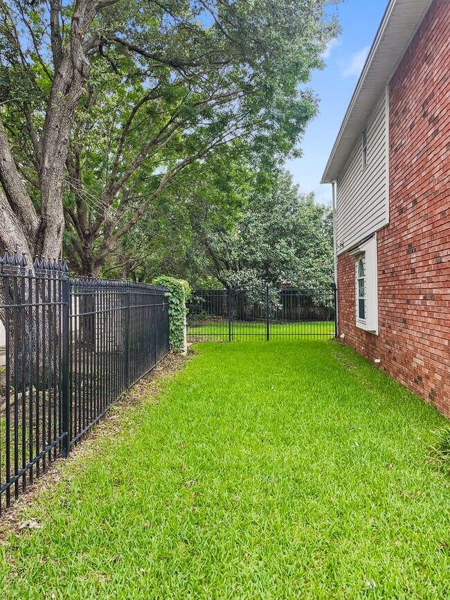 Building Photo - Beautiful 2 story 4 bedroom 2 bath