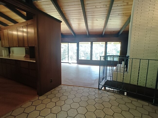 Building Photo - Beautiful Home Near Baywood Golf Course