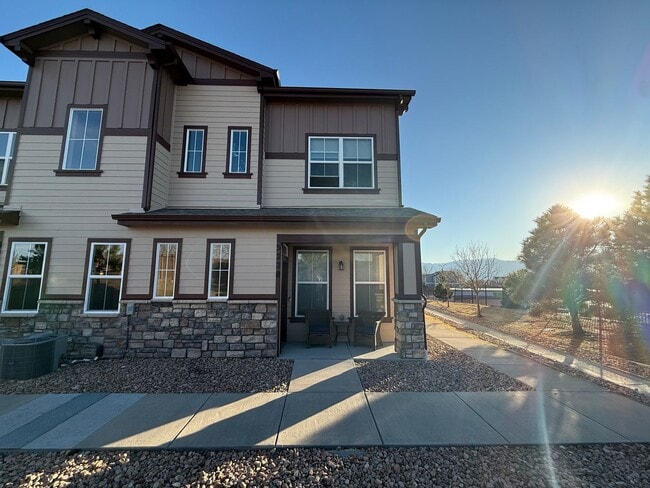 Foto del edificio - Gorgeous 2 Bed 3 Bath Townhome Right off the Powers Corridor!!