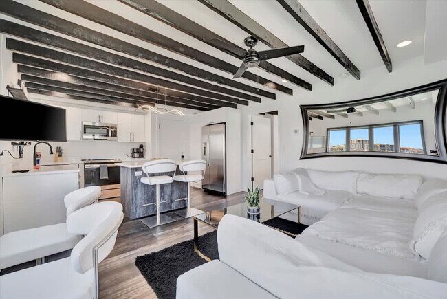 Building Photo - 483 E Shore Dr