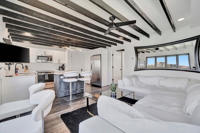 Building Photo - 483 E Shore Dr