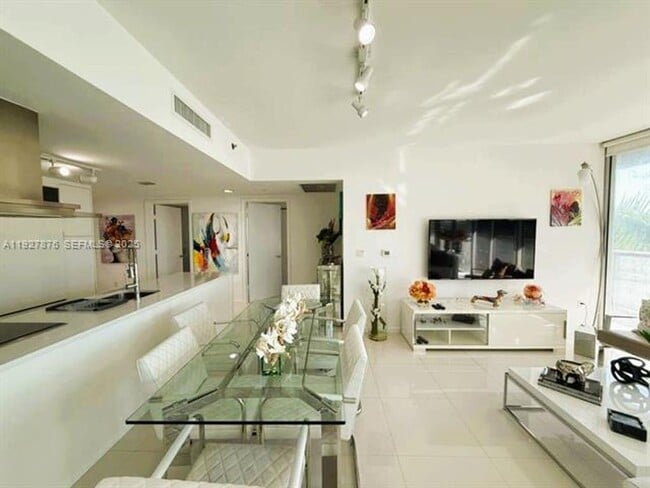 Building Photo - 495 Brickell Ave