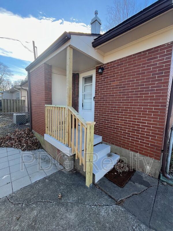 Building Photo - 2513 Clearbrook Dr