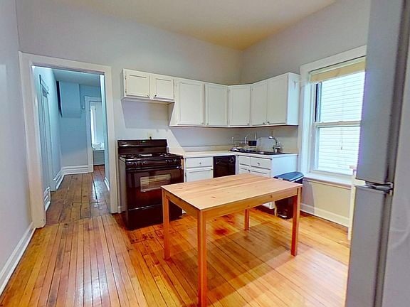 Photo - "Charming 2-Bed Gem in Chicago's Heart – Cozy 805 Sq Ft at 2119 West Race Ave!"