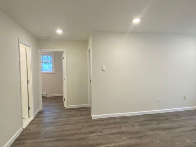 Foto del edificio - Nicely renovated 2 bedroom unit near the Green Line.