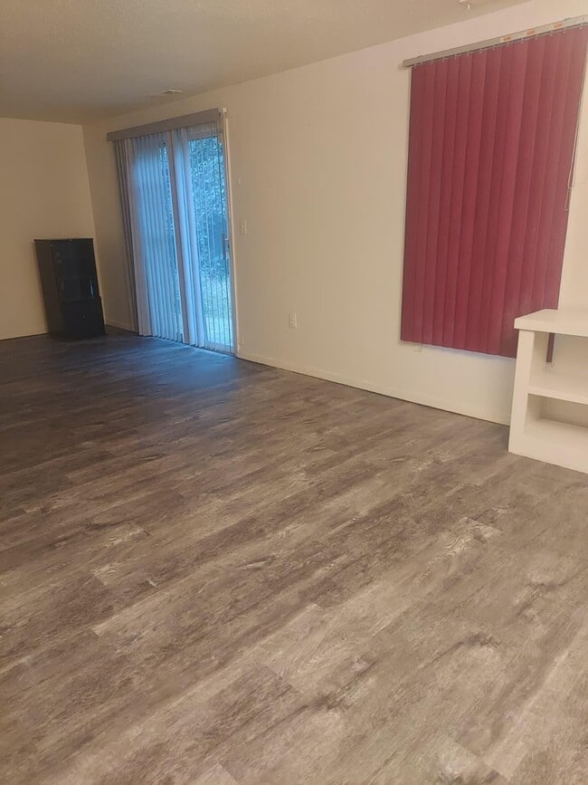 livingroom - 10507 Lake Arbor Way
