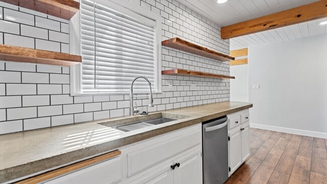 Building Photo - 3 Bedroom home in Winters