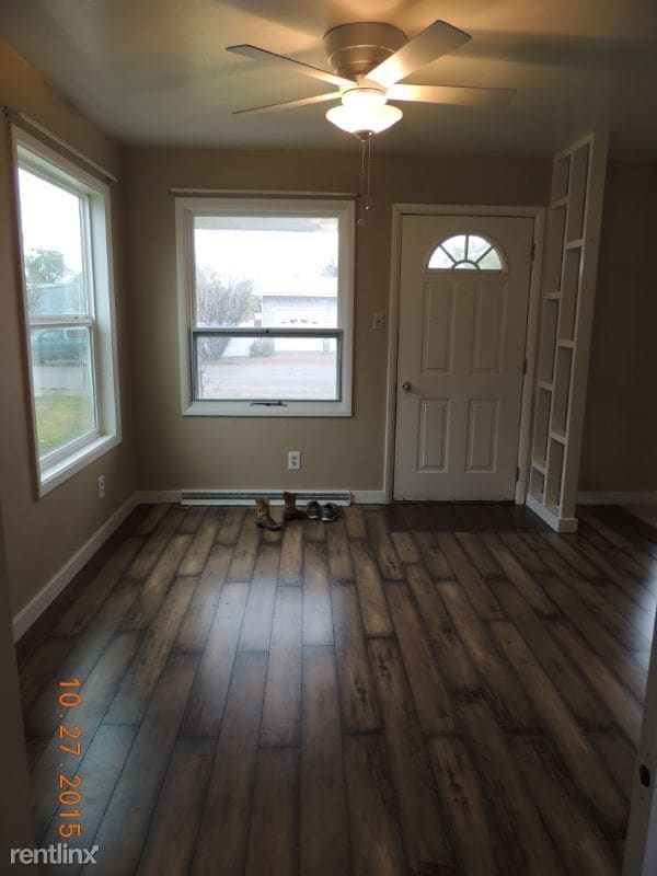 Building Photo - 3 br, 1.5 bath Townhome - 220 5th St W
