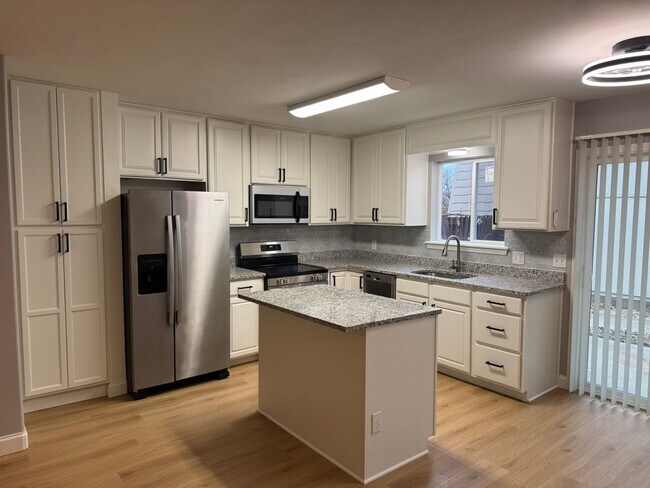 Building Photo - NEWLY RENOVATED 1 bed, 1 bath ground level condo!