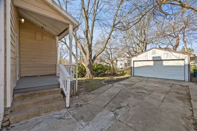Building Photo - CHEVIOT:  Adorable 2+ bed 1.5 bath 2 story w 2 car garage