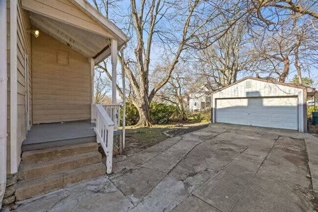 Foto del edificio - CHEVIOT:  Adorable 2+ bed 1.5 bath 2 story w 2 car garage