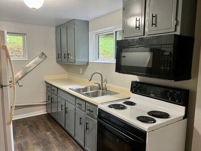 Foto del edificio - Freshly Renovated 2 Bed, 1 Bath Duplex