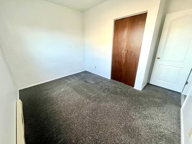 Building Photo - Spacious 2 bed