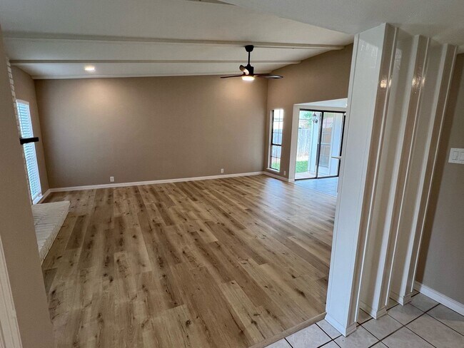 Foto del edificio - 6700 Forestview Dr