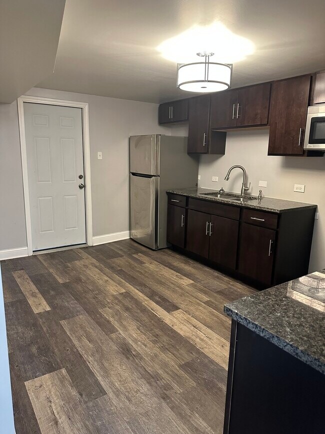 Foto del edificio - 8118 S Saginaw Ave