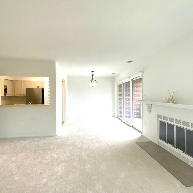 Building Photo - 7594 Lakeside Village Dr