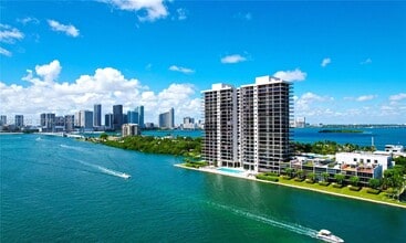 Building Photo - 1000 Venetian Way