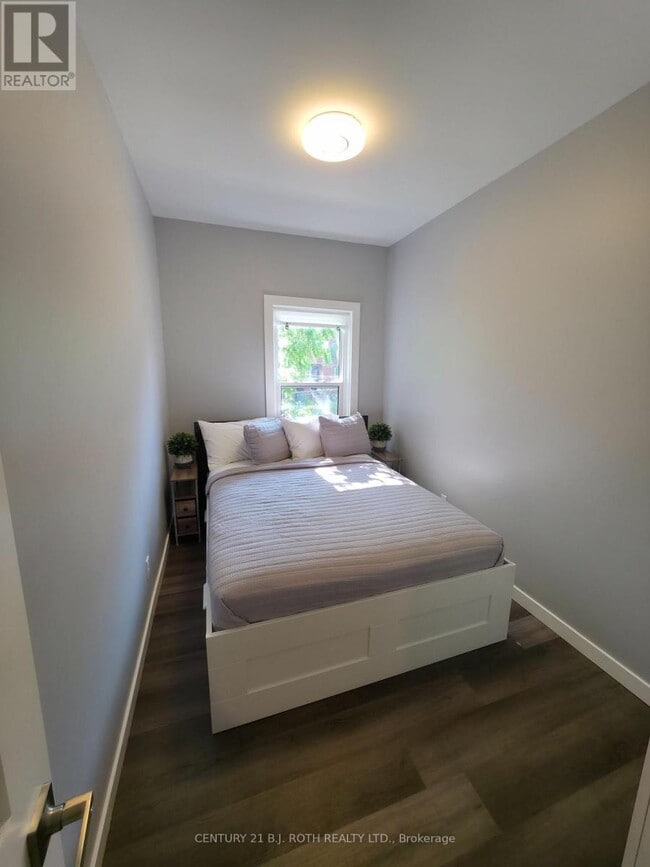 Building Photo - 82 Albert St N