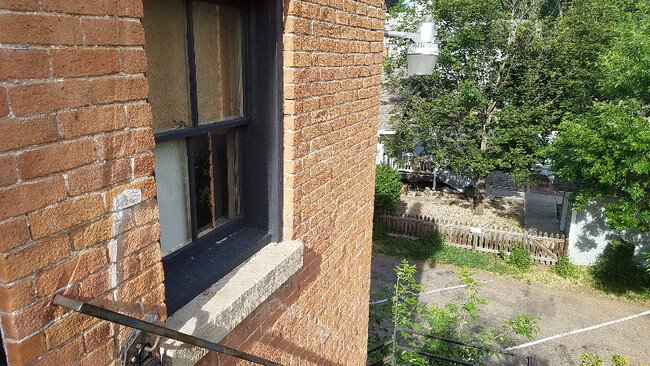 Building Photo - 334 E Mulberry St
