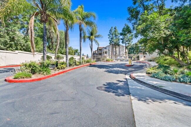 Building Photo - 1020 La Terraza Cir