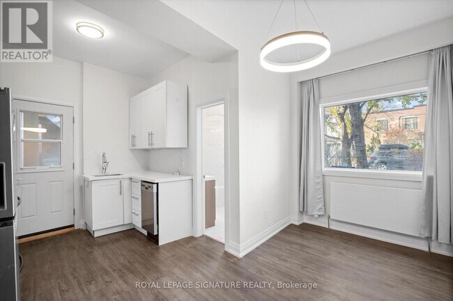 Photo du bâtiment - 2563 Dundas St W