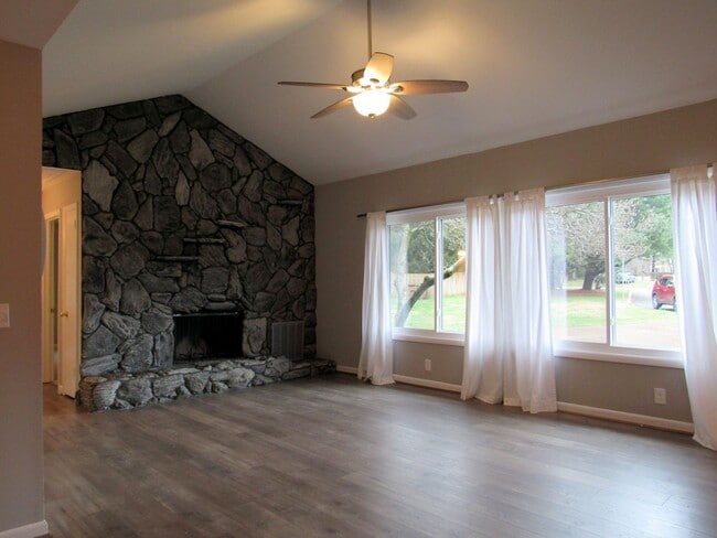 Building Photo - Great 3 Bdrm / 2 Bath Condo Now Available!