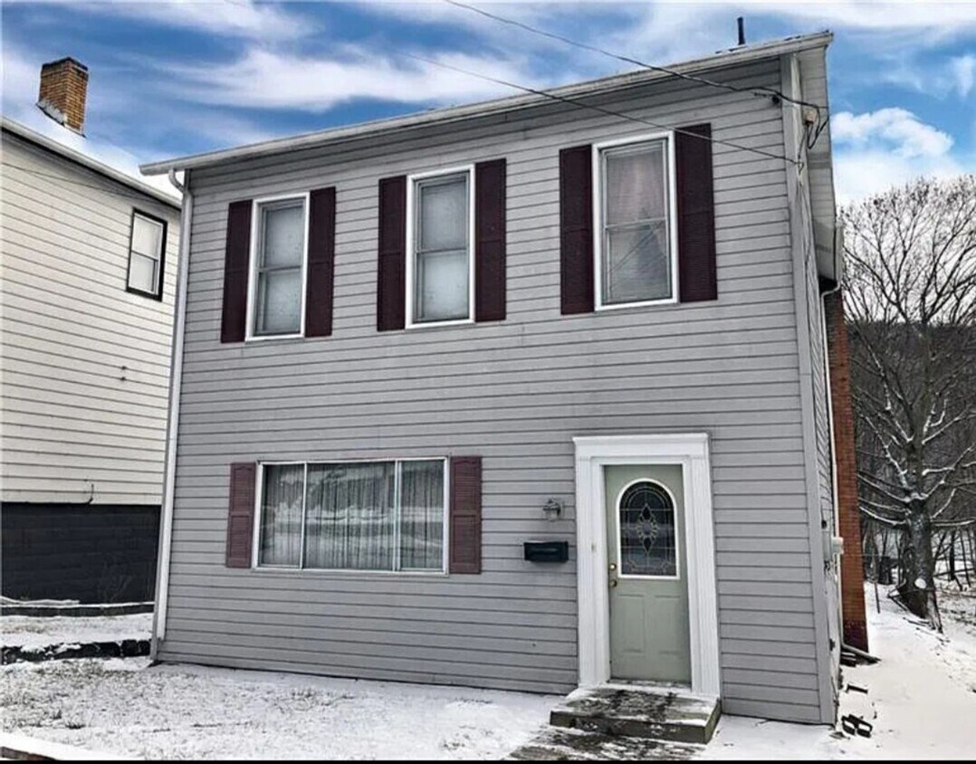 Foto principal - 3 bedroom home with large backyard on quie...