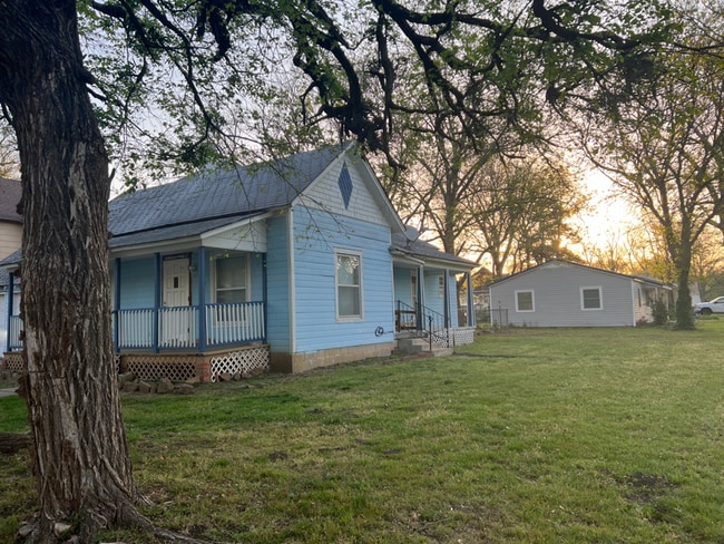 Building Photo - 2026 S Spring St