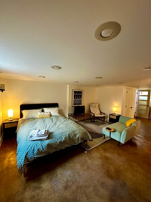 Bed and sitting room area - 6434 N Kerby Ave