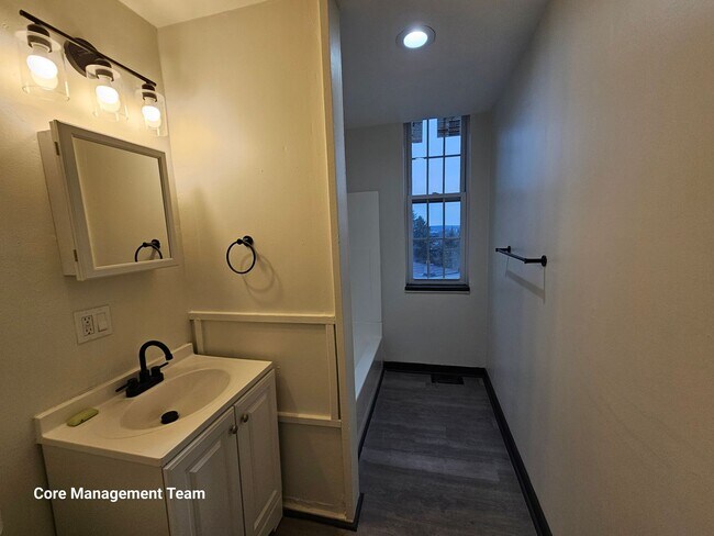 Building Photo - Newly updates 3 bedroom 1 bath apartment f...