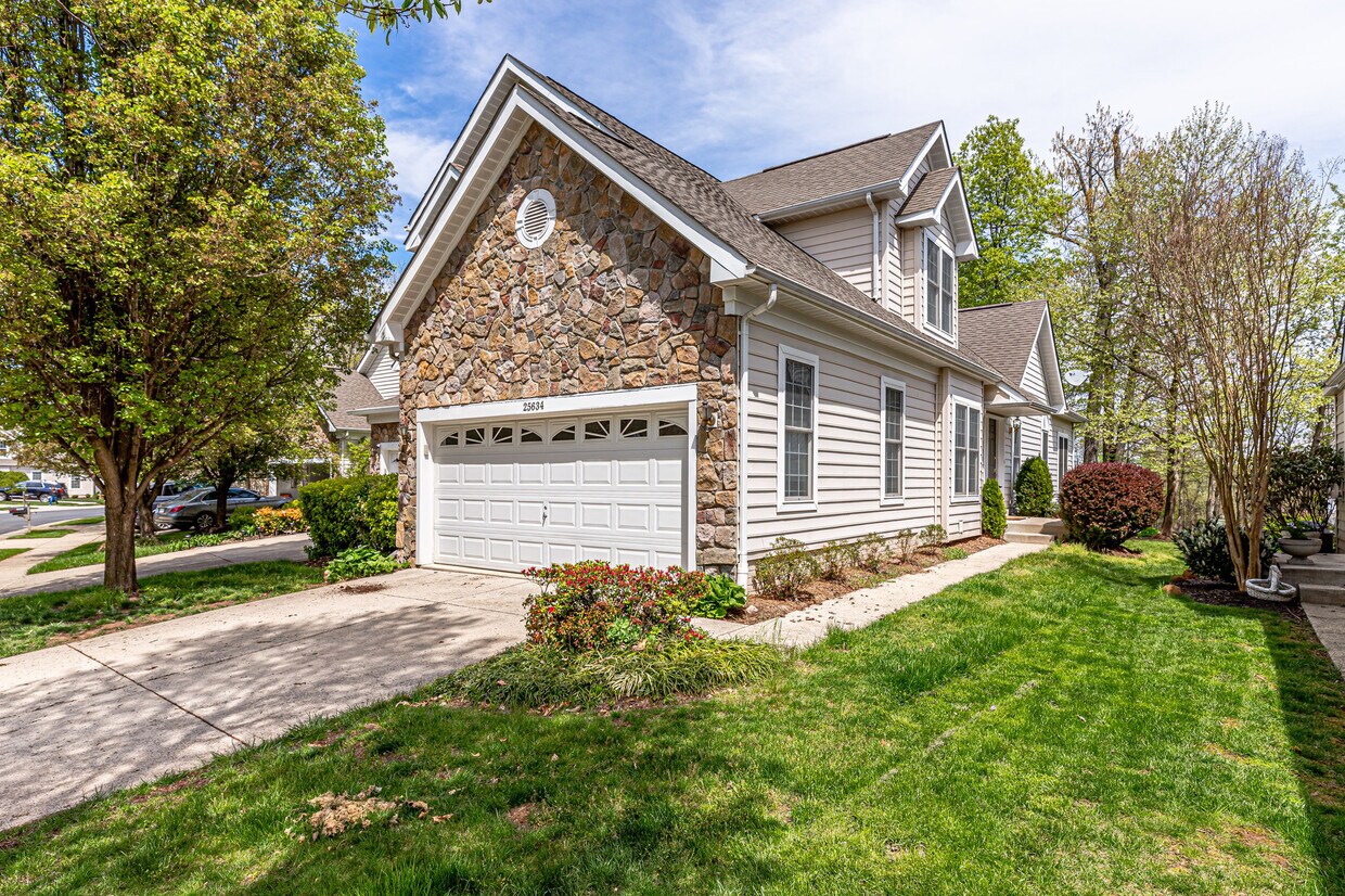 End unit carriage home - 25634 Creek Run Ter